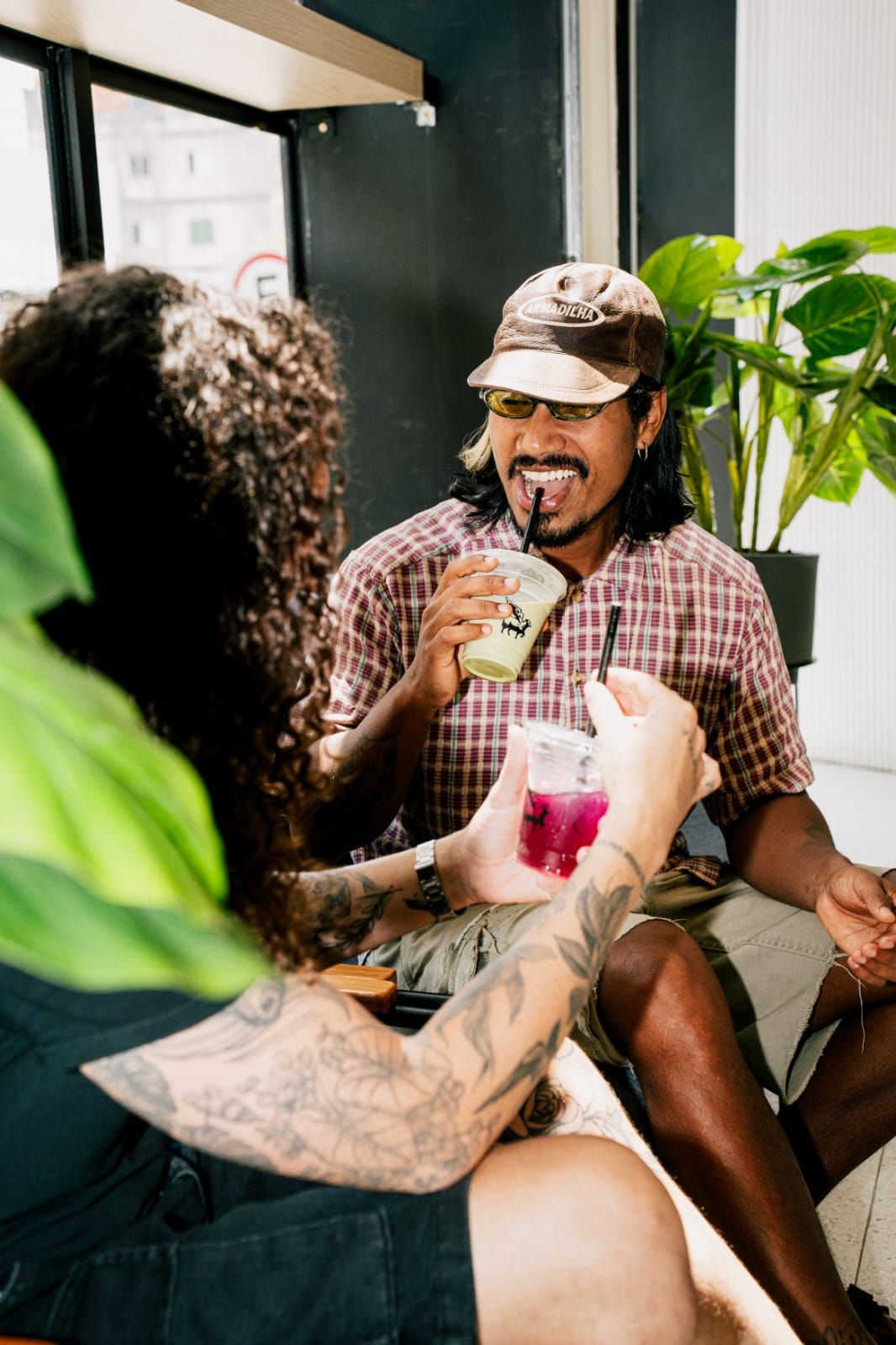 Pessoas conversando com bebidas do café