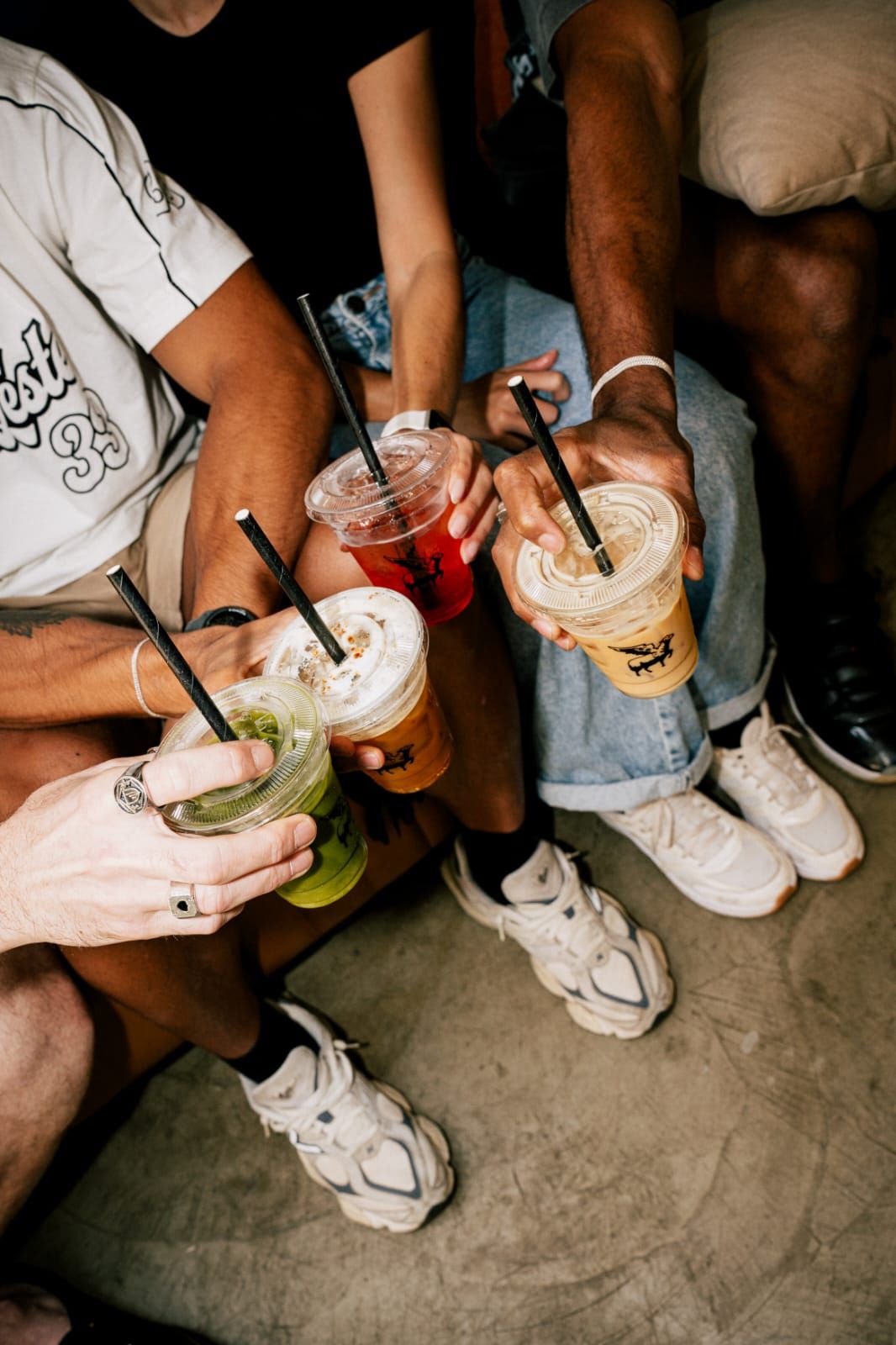 Mãos com bebidas geladas