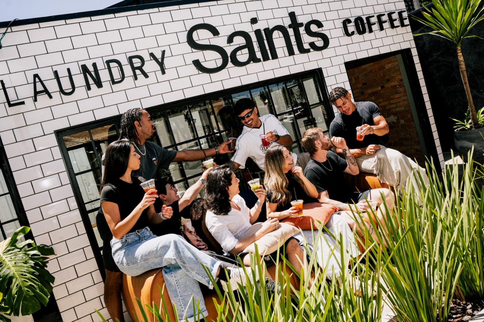 Fachada da SAINTS em tijolinho branco