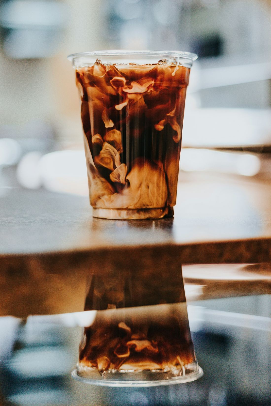 Copo de café gelado na mesa