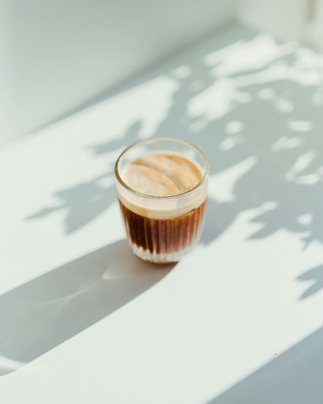 Café espresso na luz da janela