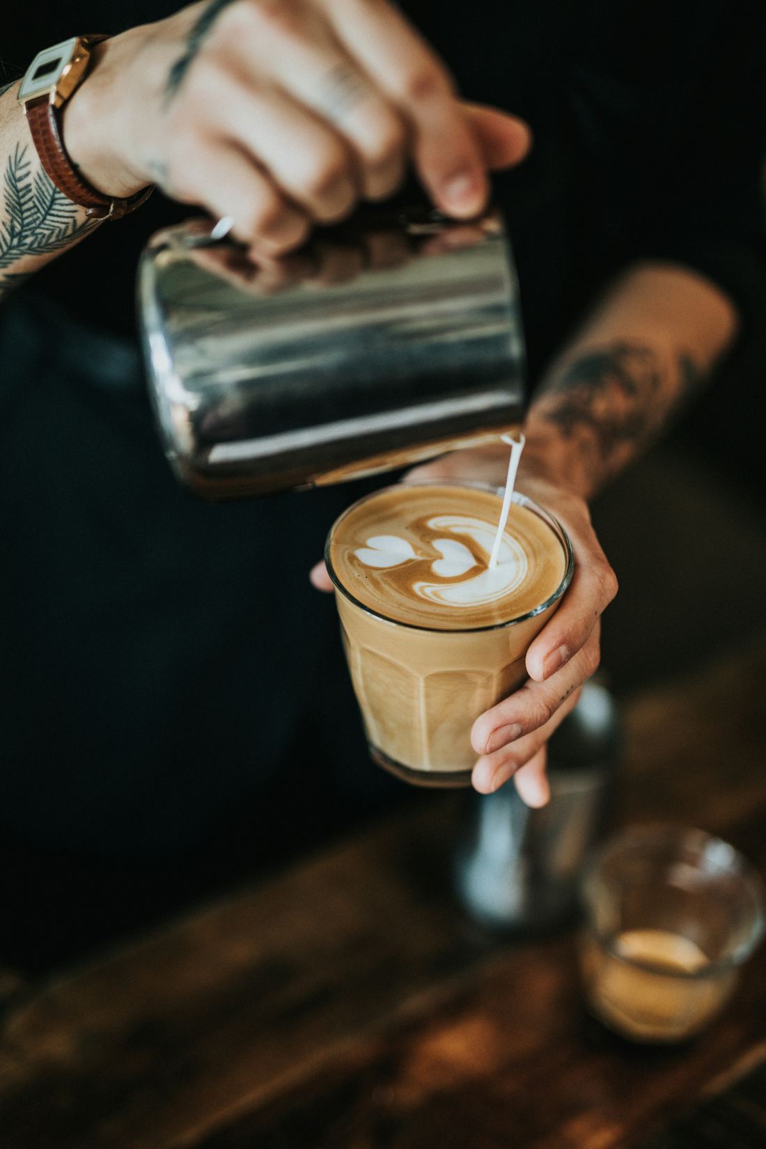 Barista tirando um latte