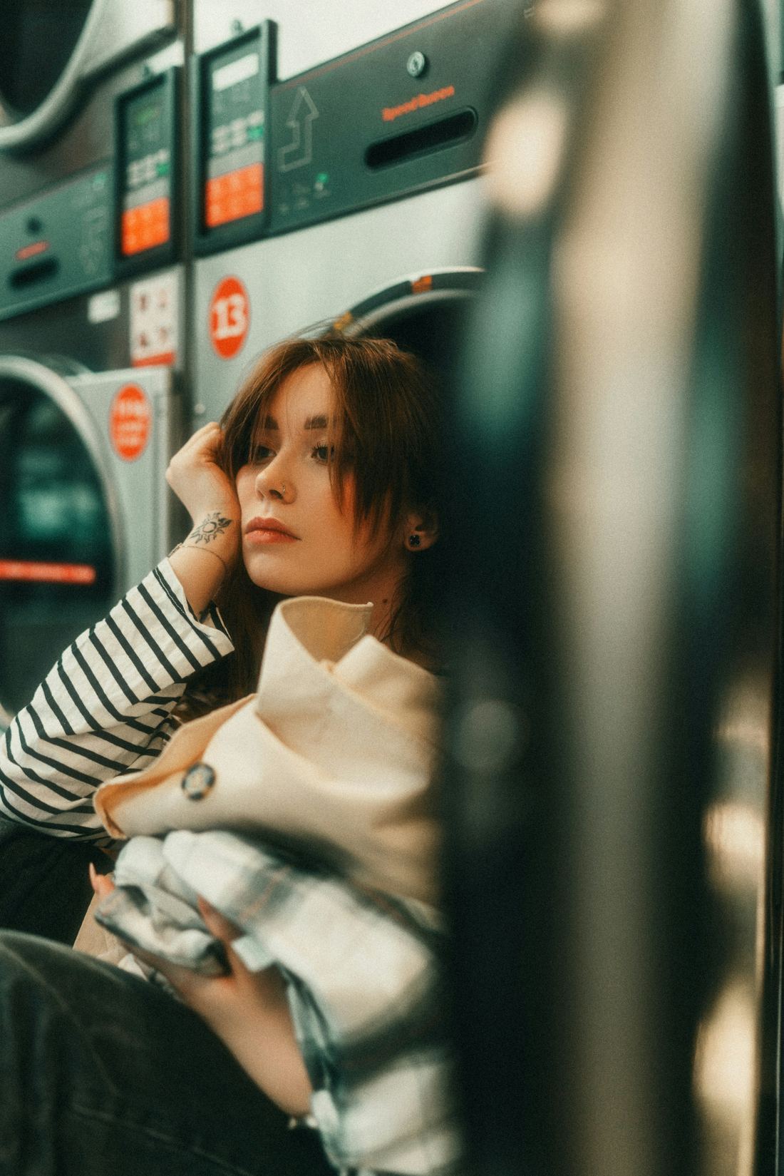 Cliente esperando ao lado das máquinas de lavar